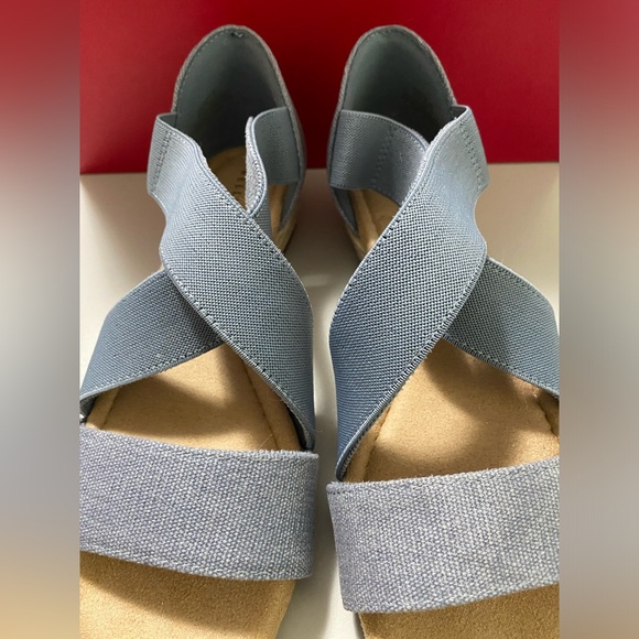 NWOT Kelly & Katie Canvas Sandals - Picture 3 of 14